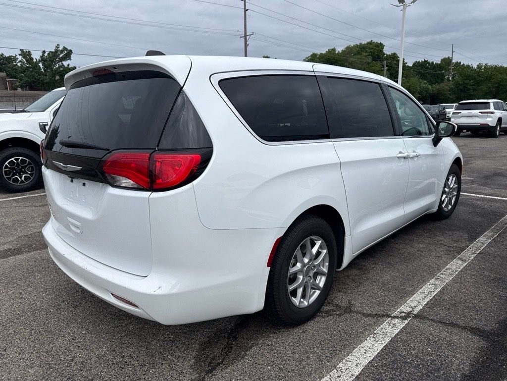 2023 Chrysler Voyager LX