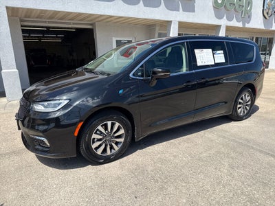 2024 Chrysler Pacifica Select