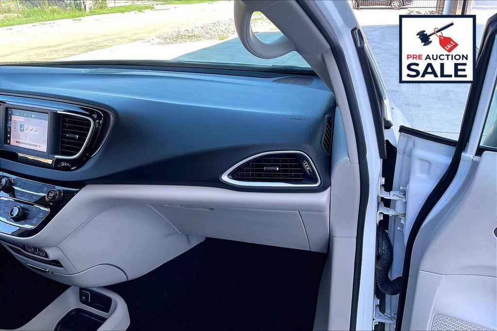 2023 Chrysler Voyager LX