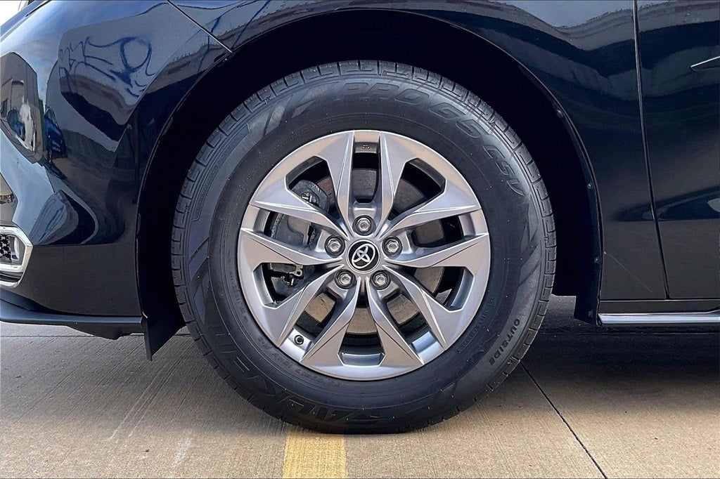 2022 Toyota Sienna XLE 8 Passenger