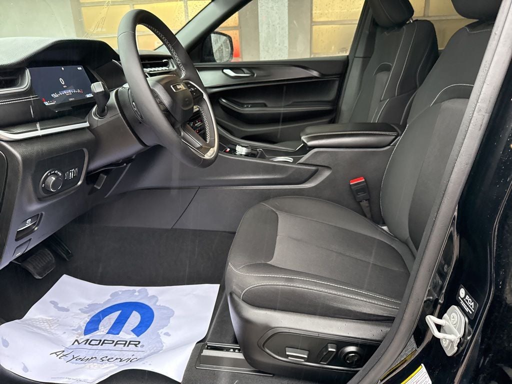 2025 Jeep Grand Cherokee Laredo 4x4