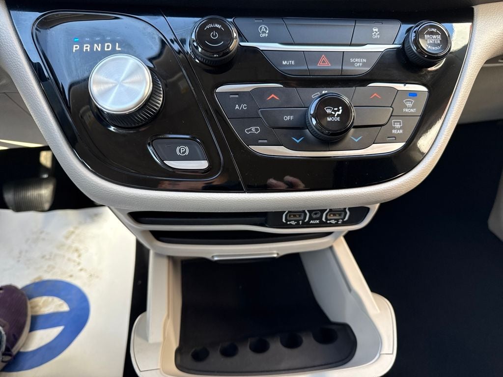 2023 Chrysler Voyager LX