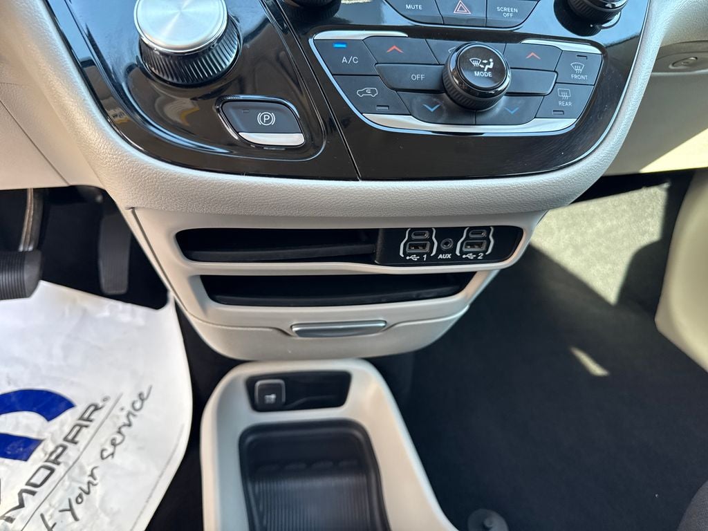 2023 Chrysler Voyager LX