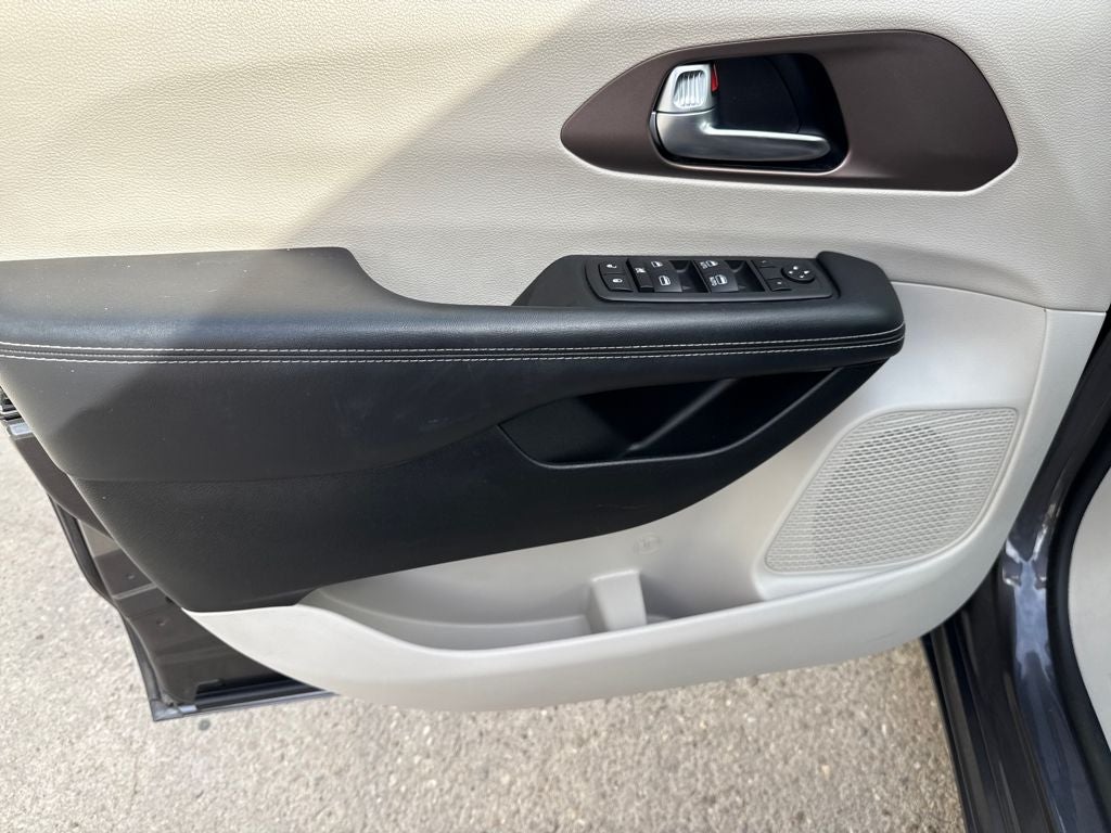 2023 Chrysler Voyager LX