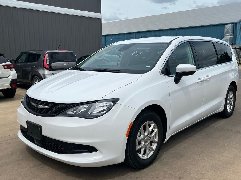 2023 Chrysler Voyager LX's photo
