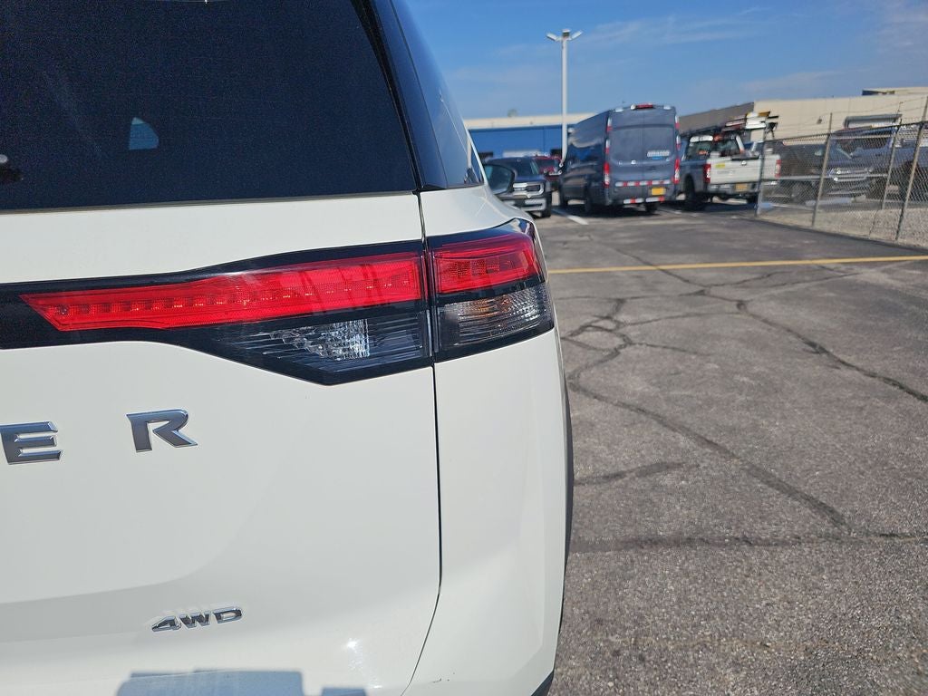 2025 Nissan Pathfinder SV