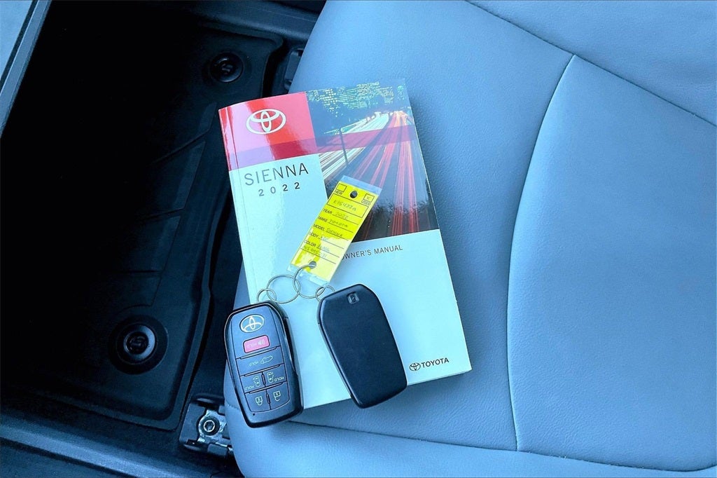 2022 Toyota Sienna XLE 8 Passenger