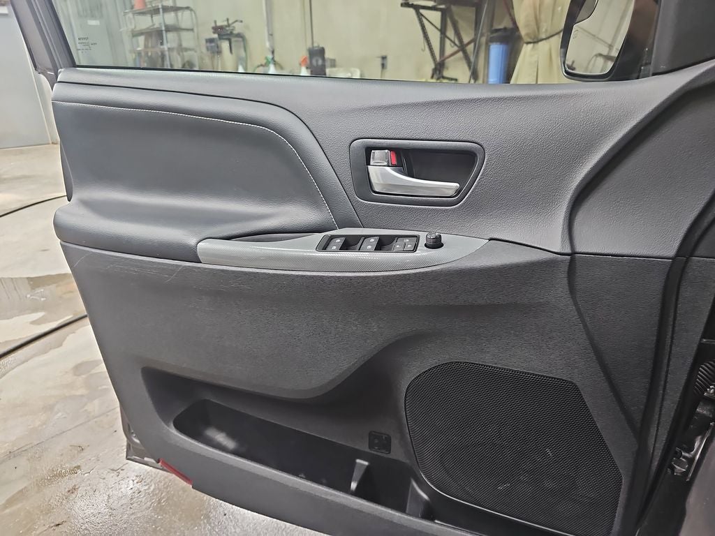 2018 Toyota Sienna SE 8 Passenger