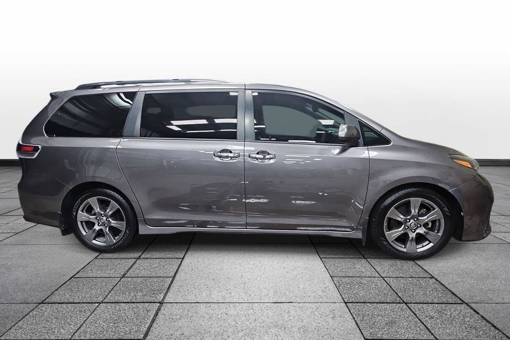 2018 Toyota Sienna SE 8 Passenger